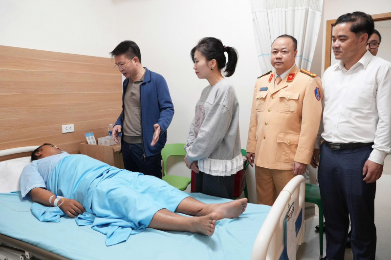 Tạm giữ hình sự đối tượng lao xe vào Cảnh sát giao thông -0