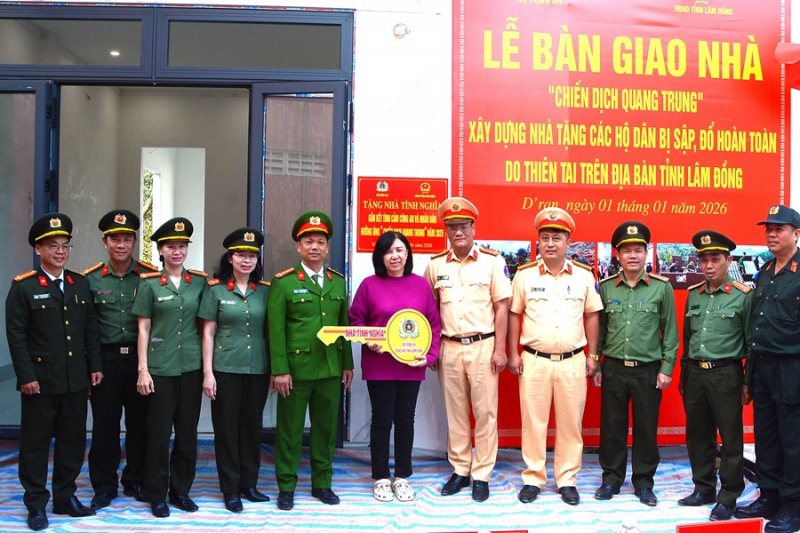 Trao quà của Bộ Công an cho gia đình được xây nhà mới sau lũ ở Lâm Đồng -0