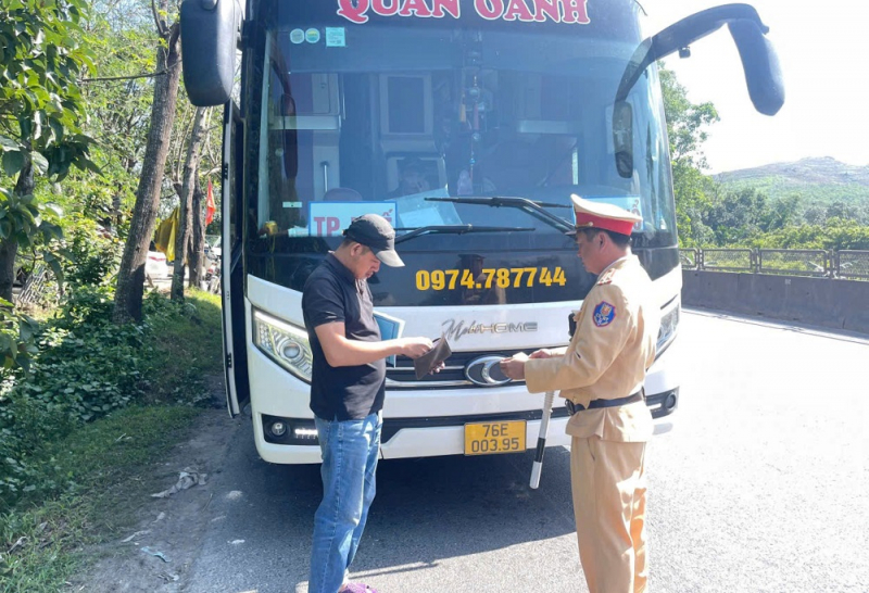 Nỗ lực đảm bảo bình yên trên các tuyến đường ở Huế -0