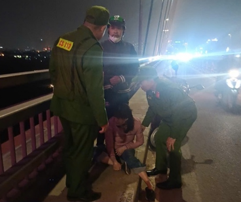 Kịp thời ngăn chặn vụ việc người phụ nữ định tự tử tại cầu Nhật Tân -0