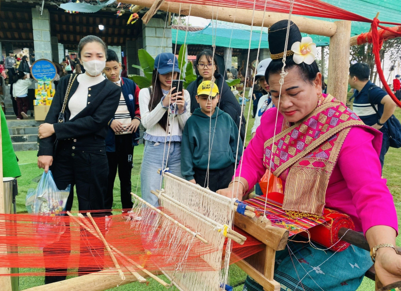 Rộn ràng “Chợ phiên vùng cao - Chào năm mới 2026” -9