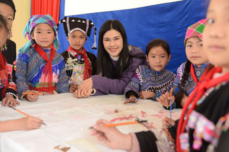 ca si phúc anh cùng các em nh- bên b-c trang tô màu v-i ch- d- hoa sen 54 dân t-c vi-t nam--nh thu phuong-vietkings.jpg.jpg -0