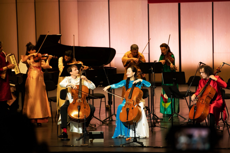 các ngh- si d-n t- nhi-u qu-c gia khác nhau cùng k- m-t câu chuy-n b-ng âm nh-c.jpg -0