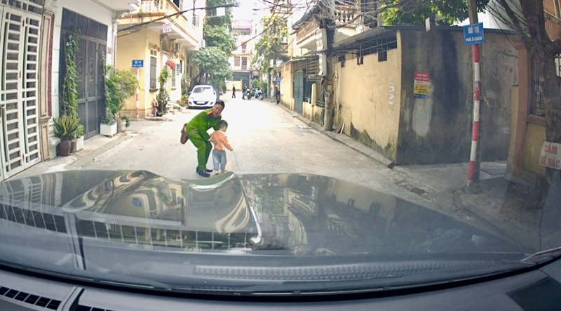 Cảnh sát khu vực Công an phường Việt Hưng kịp thời cứu trẻ nhỏ trước nguy cơ tai nạn giao thông -0