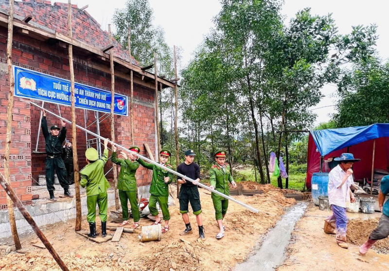 Tuổi trẻ Công an TP Huế giúp dân xuyên Tết Dương lịch -0