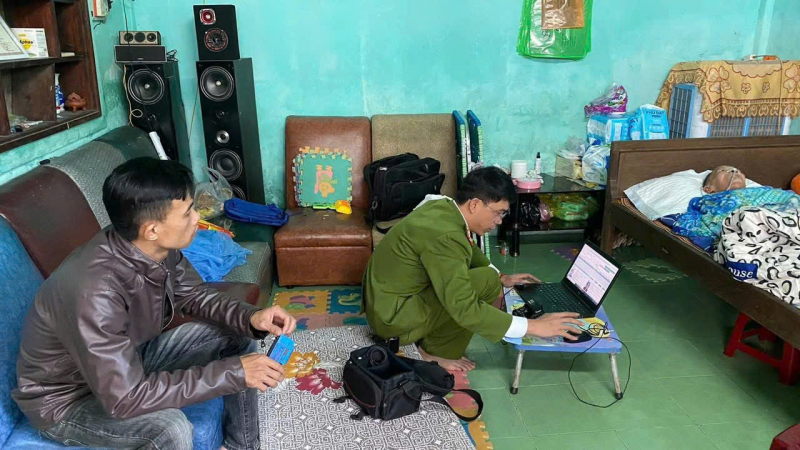 Tuổi trẻ Công an TP Huế giúp dân xuyên Tết Dương lịch -0