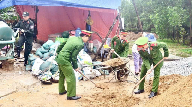 Tuổi trẻ Công an TP Huế giúp dân xuyên Tết Dương lịch -0