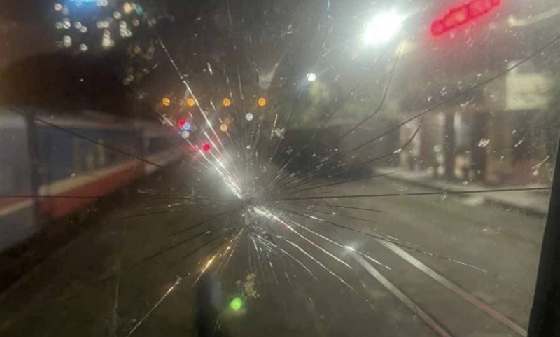 Ném đá vào đoàn tàu đang di chuyển, 2 thiếu niên bị xử lý  -1