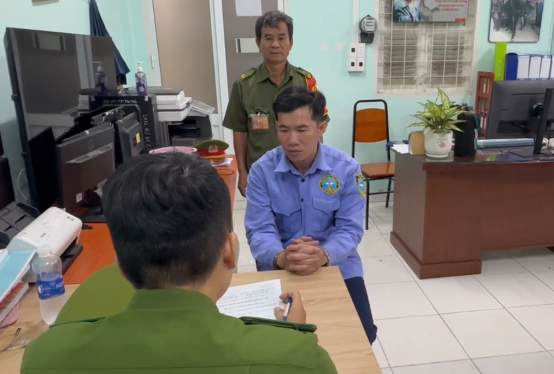 Bắt khẩn cấp đối tượng cầm ly thủy tinh đánh vào đầu người phụ nữ tại quán cà phê  -1