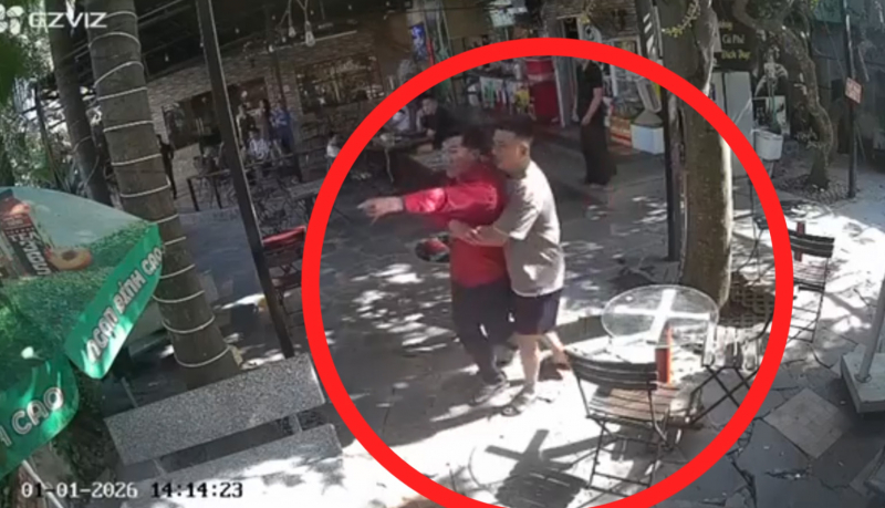 Bắt khẩn cấp đối tượng cầm ly thủy tinh đánh vào đầu người phụ nữ tại quán cà phê  -2