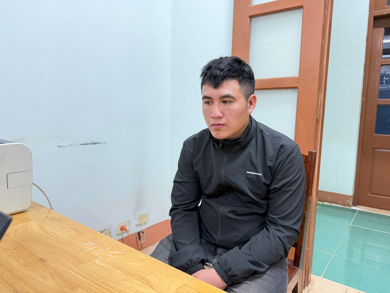 Xử phạt đối tượng dùng đũa tấn công tài xế taxi khi xe đang lưu thông -0