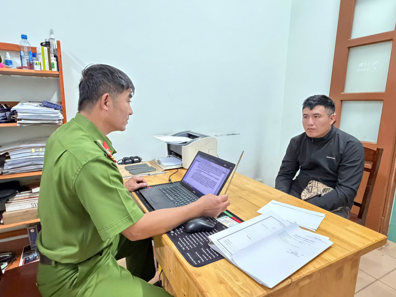 Xử phạt đối tượng dùng đũa tấn công tài xế taxi khi xe đang lưu thông -0