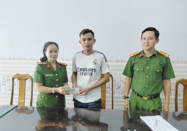 Công an xã hỗ trợ người dân nhận lại trên 41 triệu chuyển nhầm -0