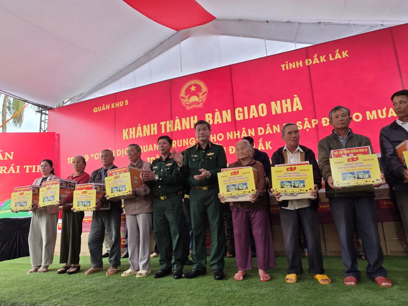 Quân khu 5 khánh thành và bàn giao 175 căn nhà xây dựng mới cho người dân vùng lũ lụt miền Trung -0