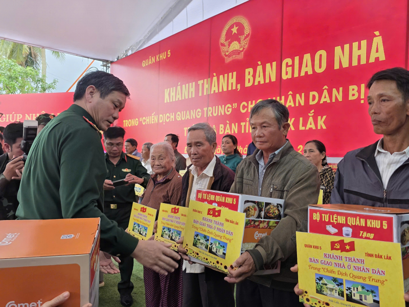 Quân khu 5 khánh thành và bàn giao 175 căn nhà xây dựng mới cho người dân vùng lũ lụt miền Trung -0