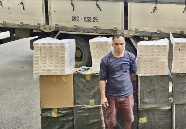 Phát hiện xe ô tô vận chuyển 12.500 bao thuốc lá Jet trái phép trên Quốc lộ 1A -0