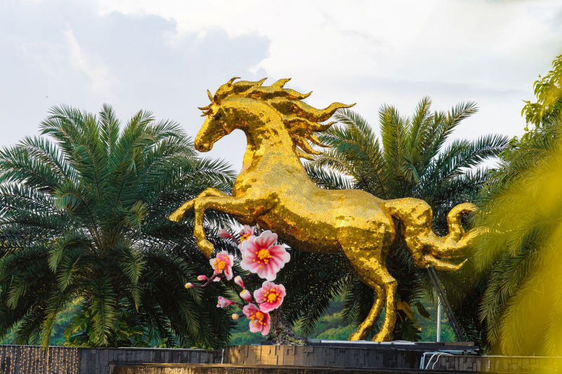 Ra mắt linh vật Ngựa Vàng khổng lồ cao 5 m tại Sân bay Quốc tế Đà Nẵng -2