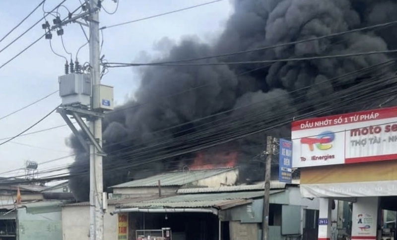 Cháy xưởng mút xốp trong khu dân cư nghi chập điện  -0