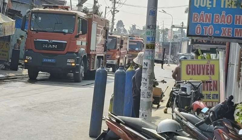 Cháy xưởng mút xốp trong khu dân cư nghi chập điện  -1