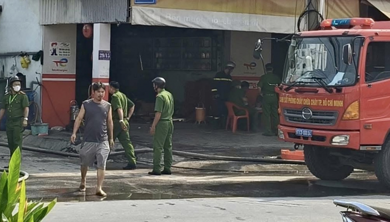 Cháy xưởng mút xốp trong khu dân cư nghi chập điện  -2