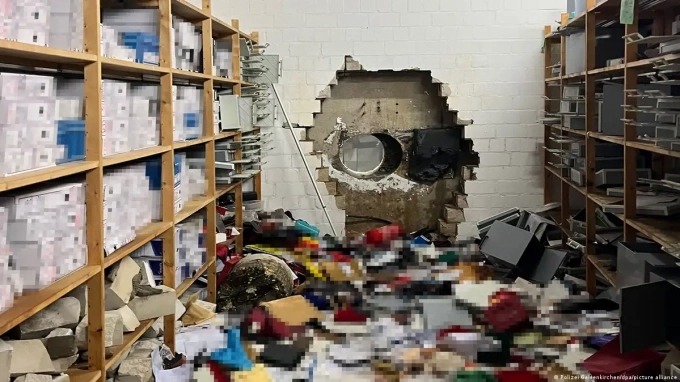 Kẻ trộm đục tường ngân hàng, phá 3.000 két sắt -0