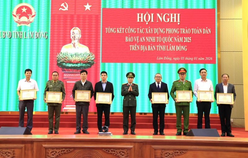 Nhiều tập thể xuất sắc ở Lâm Đồng được Bộ Công an tặng Bằng khen -0