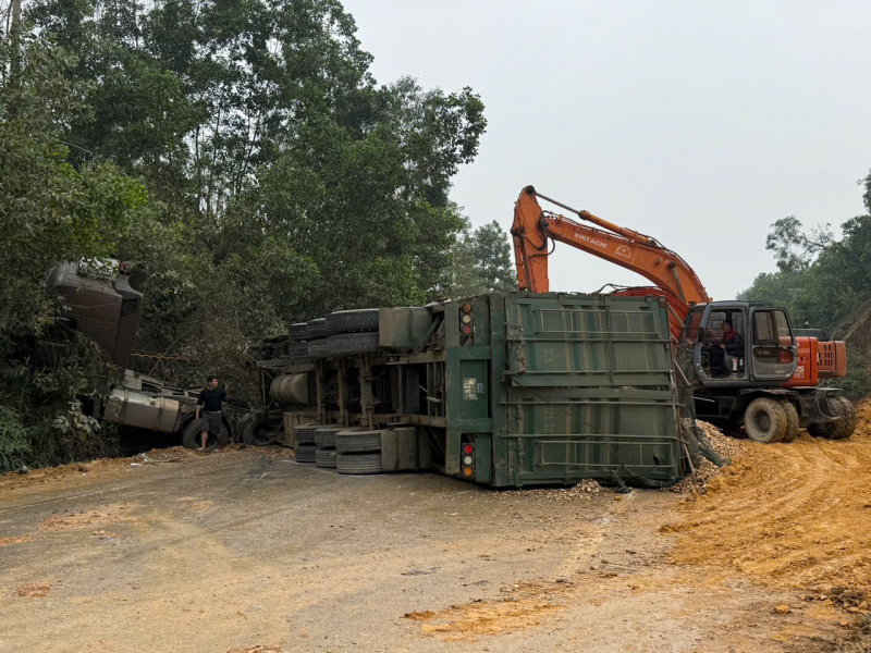 Va chạm với xe tải, xe đầu kéo bị lật đè lên xe ô tô con khiến 2 người thương vong -0