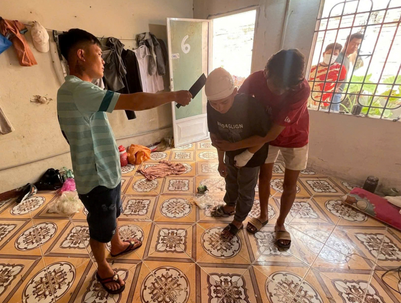  Mâu thuẫn lúc ăn nhậu, hai thanh niên cầm dao chém người… -0