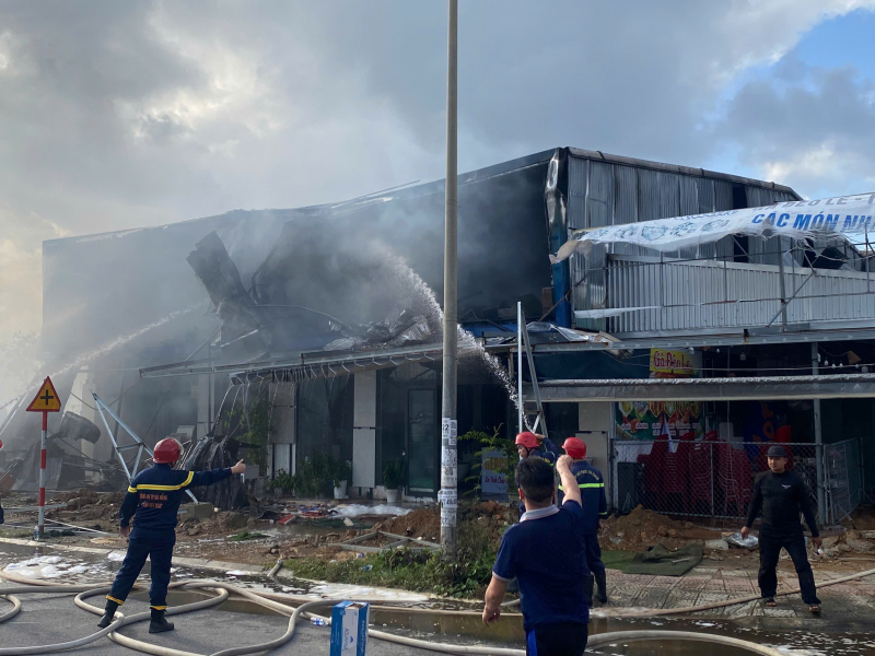 Cháy lớn kèm tiếng nổ tại cửa hàng vật liệu xây dựng ở Hòa Xuân, Đà Nẵng -0