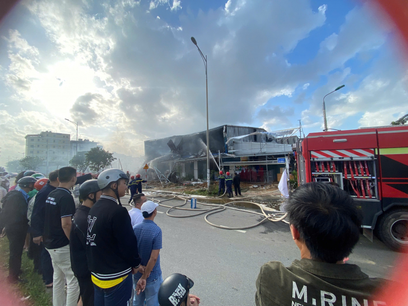 Cháy lớn kèm tiếng nổ tại cửa hàng vật liệu xây dựng ở Hòa Xuân, Đà Nẵng -0