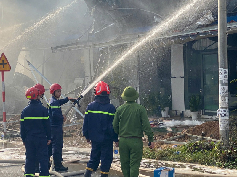 Cháy lớn kèm tiếng nổ tại cửa hàng vật liệu xây dựng ở Hòa Xuân, Đà Nẵng -2