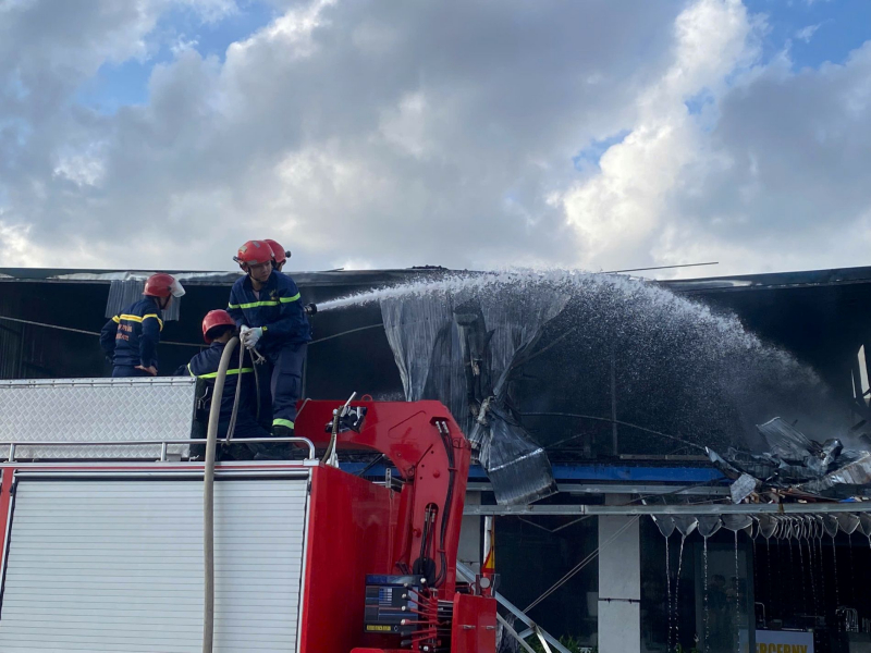 Cháy lớn kèm tiếng nổ tại cửa hàng vật liệu xây dựng ở Hòa Xuân, Đà Nẵng -3