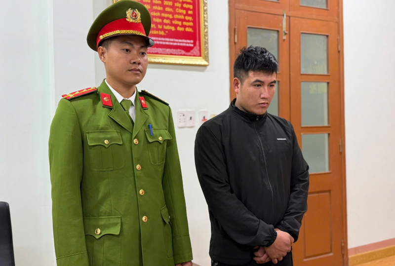 Khởi tố đối tượng dùng đũa tấn công tài xế taxi khi xe đang lưu thông -0