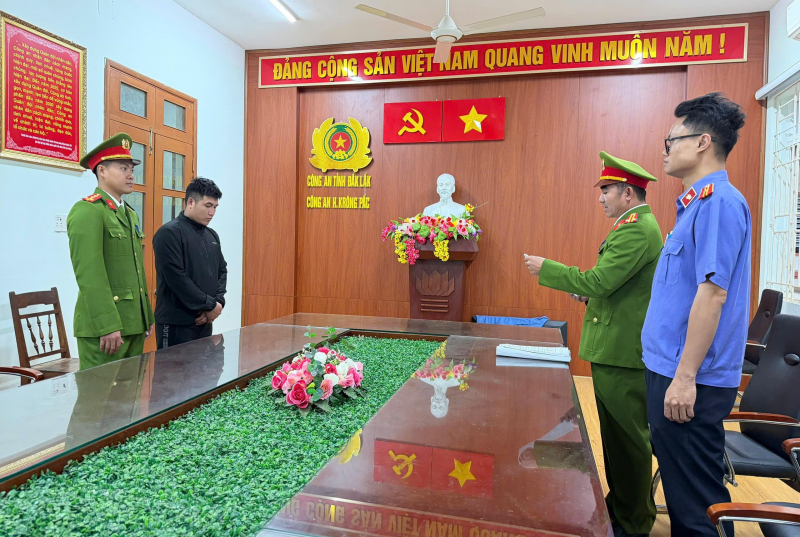 Khởi tố đối tượng dùng đũa tấn công tài xế taxi khi xe đang lưu thông -0