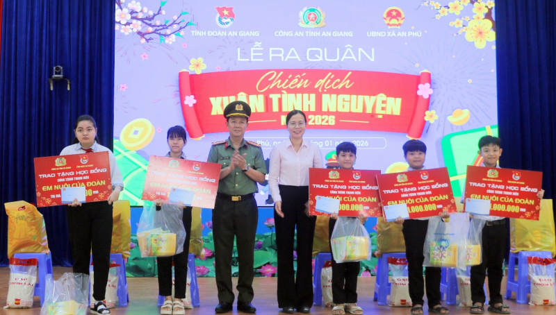 Công an tỉnh An Giang bàn giao “Ngôi nhà 19/8” và tổ chức chương trình “Xuân tình nguyện” -0