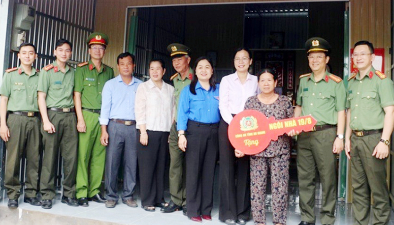 Công an tỉnh An Giang bàn giao “Ngôi nhà 19/8” và tổ chức chương trình “Xuân tình nguyện” -0