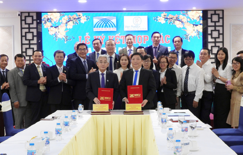 3_1 lãnh đạo hai đơn vị thực hiện nghi thức ký kết hợp tác..jpg -0