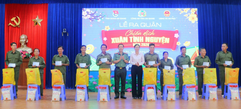 Công an tỉnh An Giang bàn giao “Ngôi nhà 19/8” và tổ chức chương trình “Xuân tình nguyện” -0