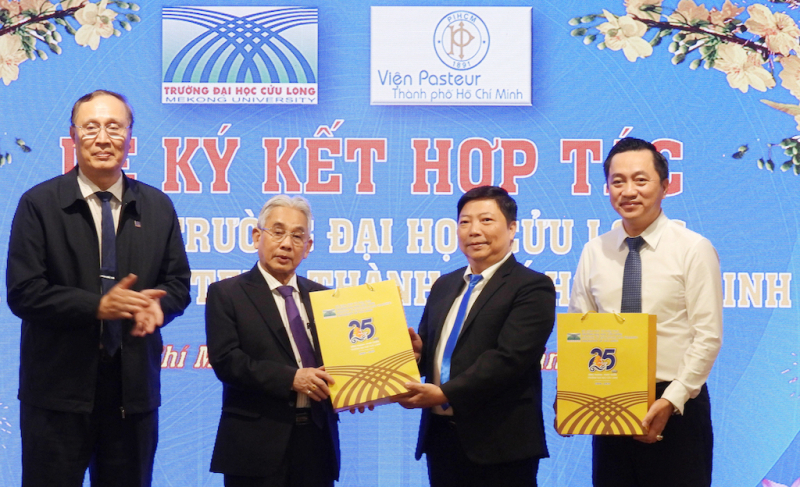 5 lãnh đạo trường đại học cửu long tặng quà lưu niệm cho lãnh đạo viện pasteur thành phố hồ chí minh.jpg -0