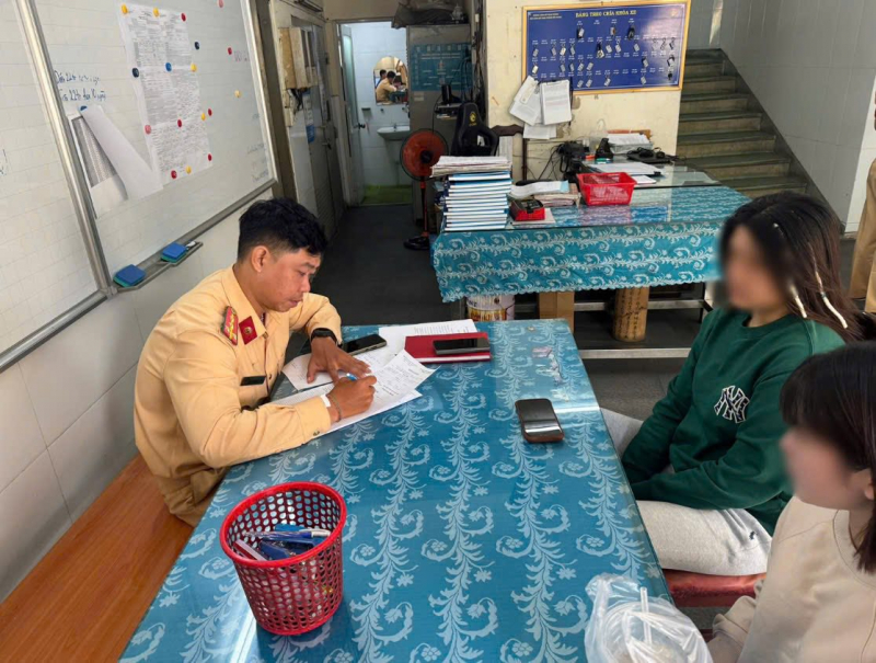 Tịch thu các phương tiện chở ba người, thả cả hai tay, chạy vào đường cấm... -1