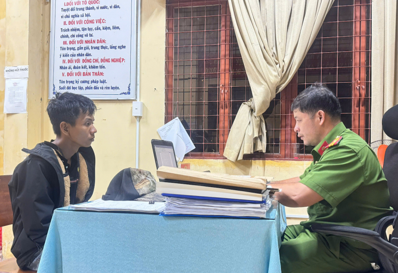 công an xã hội cư làm việc với đối tượng trần minh sang.jpeg -0