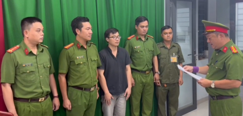 Khởi tố đối tượng gây rối trật tự công cộng, đập phá xe công nghệ  -0