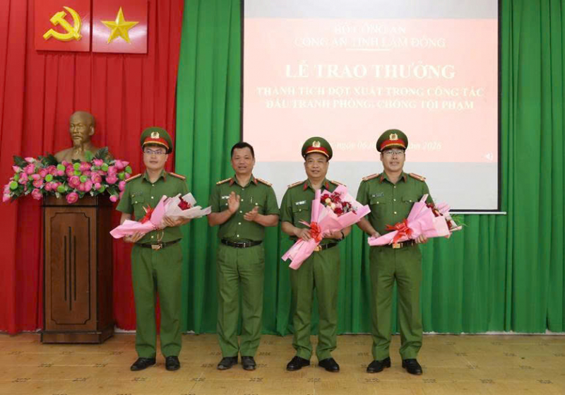 Trao thưởng cho lực lượng bắt nhanh đối tượng cướp tiệm vàng  -0