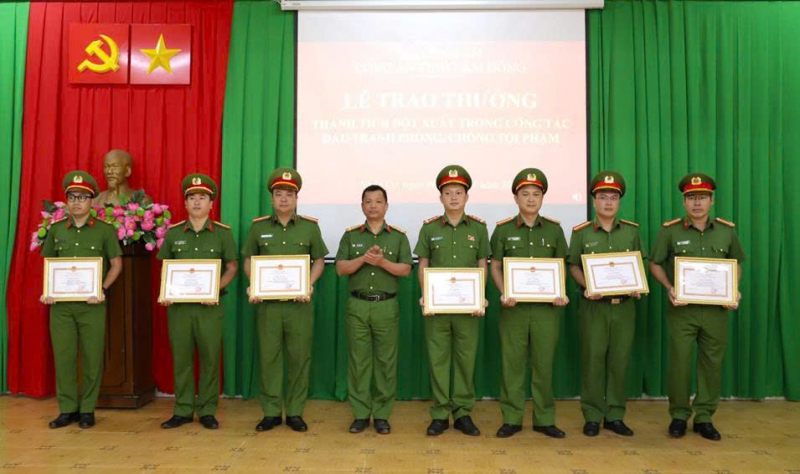 Trao thưởng cho lực lượng bắt nhanh đối tượng cướp tiệm vàng  -0