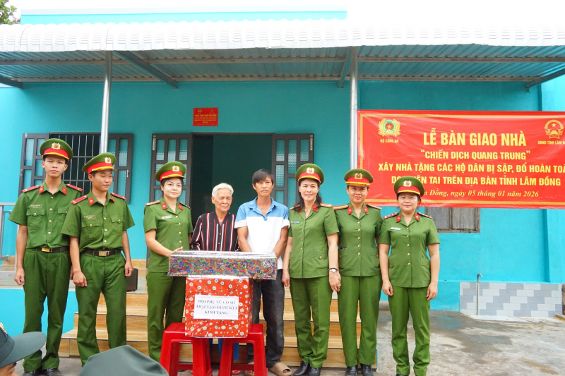 Bàn giao những căn nhà đầu tiên trong “Chiến dịch Quang Trung” cho người dân vùng rốn lũ ở Lâm Đồng