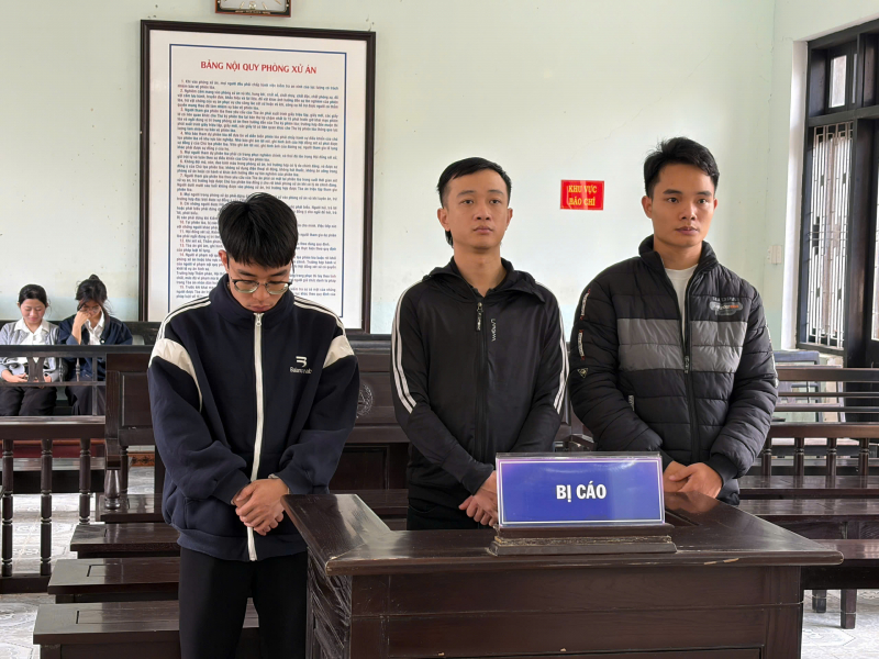 Xét xử nhóm bị cáo làm giả hàng trăm tài liệu cơ quan, tổ chức -0