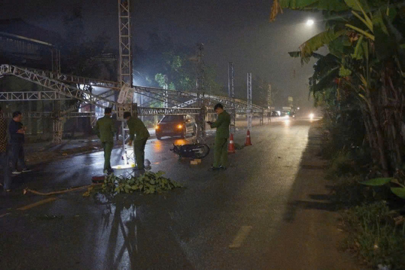 Khởi tố người lắp dựng rạp cưới dưới lòng đường gây tai nạn chết người -0