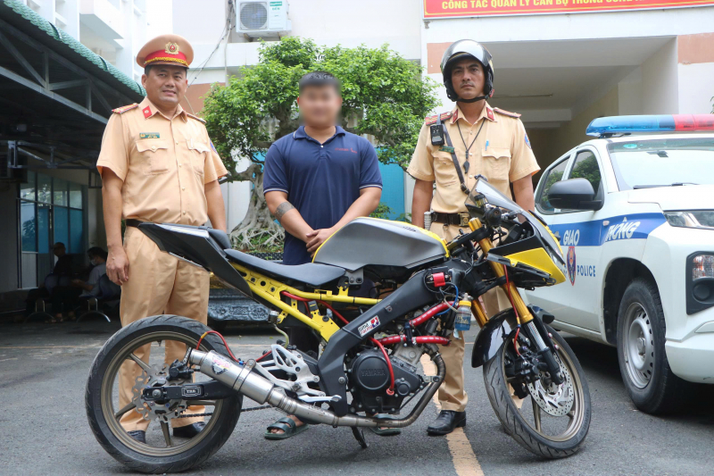 Tịch thu các phương tiện chở ba người, thả cả hai tay, chạy vào đường cấm... -0