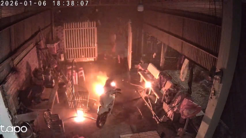 Mâu thuẫn tình cảm, chế xăng tự đốt, 2 người tử vong -1