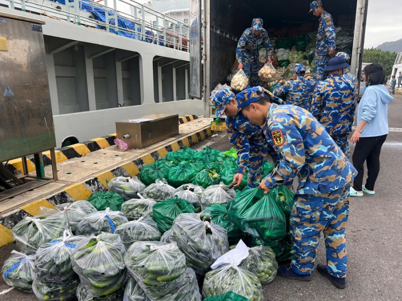 Tặng hơn 5 tấn nông sản Đà Lạt cho quân dân Trường Sa -0